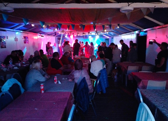 Repas de groupe, soirées dansantes dans le camping